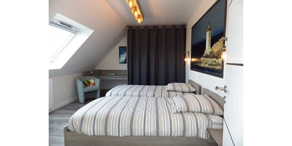 Rollstuhlgerechte Unterkunft - Unterkunftsart: Ferienhaus - 2. Schlafzimmer im OG mit Meerblick - Ferienhaus Bretagne - Plouarzel
