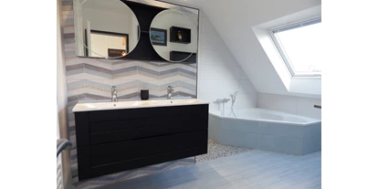 Rollstuhlgerechte Unterkunft - Unterkunftsart: Ferienhaus - Das Badezimmer im OG mit Badewanne und Dusche (hinter den Waschbecken) - Ferienhaus Bretagne - Plouarzel