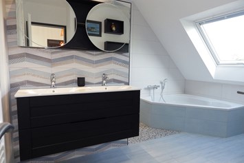 Rollstuhl-Urlaub: Das Badezimmer im OG mit Badewanne und Dusche (hinter den Waschbecken) - Ferienhaus Bretagne - Plouarzel