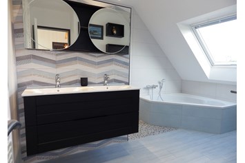 Rollstuhl-Urlaub: Das Badezimmer im OG mit Badewanne und Dusche (hinter den Waschbecken) - Ferienhaus Bretagne - Plouarzel