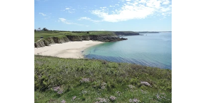Rollstuhlgerechte Unterkunft - Unterkunftsart: Ferienhaus - Der Strand unterhalb vom Haus. Es gibt einen ebenerdigen Zugang ohne Treppen - Ferienhaus Bretagne - Plouarzel