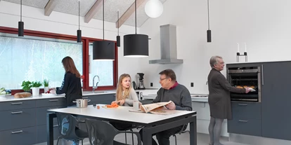 Rollstuhlgerechte Unterkunft - Unterkunftsart: Ferienhaus - Wohnzimmer - Dronningens Ferieby