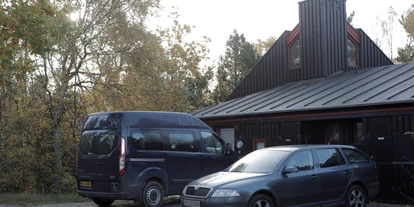 Rollstuhlgerechte Unterkunft - Unterkunftsart: Ferienhaus - Parkplatz vor dem Haus - Dronningens Ferieby