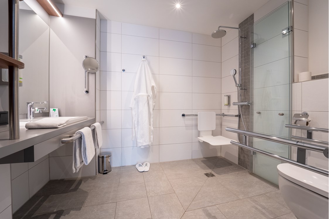 Rollstuhl-Urlaub: Badezimmer in der Kategorie Comfort Plus - Hotel INCLUDiO 