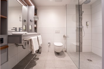 Rollstuhl-Urlaub: Badezimmer in der Kategorie Comfort - Hotel INCLUDiO 