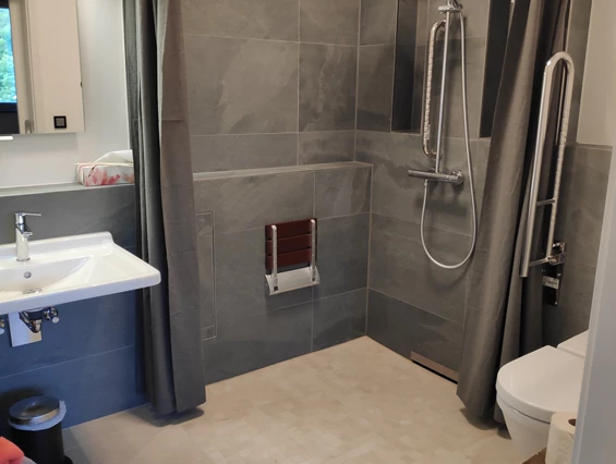 Rollstuhl-Urlaub: Ökologisches barrierefreies Zimmer in RT-Gönningen