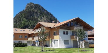 Rollstuhlgerechte Unterkunft - Unterkunftsart: Ferienwohnung - Tiroler Oberland - Außenansicht Wohnanlage Nordost - Rollstuhlgerechte Ferienwohnung in Pfronten