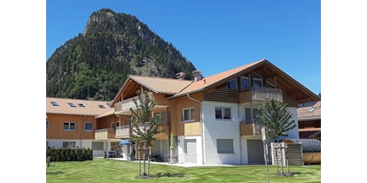 Rollstuhlgerechte Unterkunft - Pflegebett - Außenansicht Wohnanlage Nordost - Rollstuhlgerechte Ferienwohnung in Pfronten