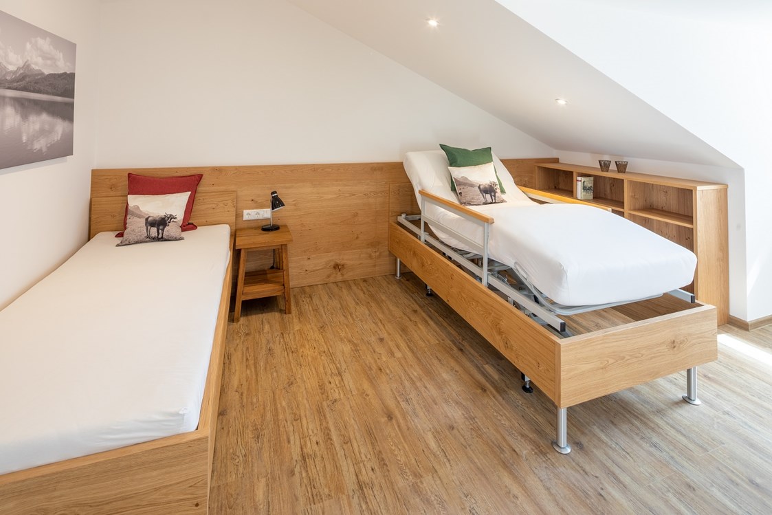 Rollstuhl-Urlaub: Schlafzimmer Nr. 1: Bett mit Pflegebetteinsatz - Rollstuhlgerechte Ferienwohnung in Pfronten
