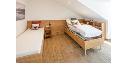 Rollstuhlgerechte Unterkunft - Pflegebett - Schlafzimmer Nr. 1: Bett mit Pflegebetteinsatz - Rollstuhlgerechte Ferienwohnung in Pfronten