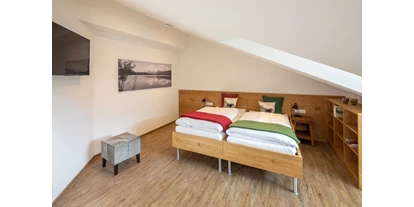Rollstuhlgerechte Unterkunft - Pflegebett - Schlafzimmer Nr. 1: Betten als Doppelbett - Rollstuhlgerechte Ferienwohnung in Pfronten