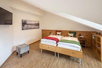 Rollstuhl-Urlaub: Schlafzimmer Nr. 1: Betten als Doppelbett - Rollstuhlgerechte Ferienwohnung in Pfronten