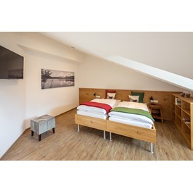 Rollstuhl-Urlaub: Schlafzimmer Nr. 1: Betten als Doppelbett - Rollstuhlgerechte Ferienwohnung in Pfronten
