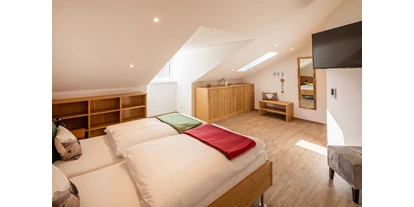 Rollstuhlgerechte Unterkunft - Pflegebett - Schlafzimmer Nr. 1: Viel Platz vorhanden ! - Rollstuhlgerechte Ferienwohnung in Pfronten