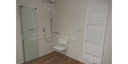 Rollstuhlgerechte Unterkunft - Pflegebett - Bad mit großer Dusche und Duschsitz - Rollstuhlgerechte Ferienwohnung in Pfronten