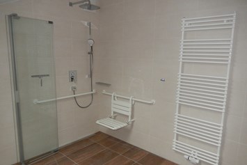 Rollstuhl-Urlaub: Bad mit großer Dusche und Duschsitz - Rollstuhlgerechte Ferienwohnung in Pfronten