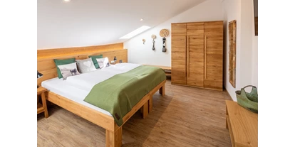 Rollstuhlgerechte Unterkunft - Pflegebett - Schlafzimmer Nr. 2 mit rustikalen Holzmöbeln - Rollstuhlgerechte Ferienwohnung in Pfronten