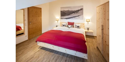 Rollstuhlgerechte Unterkunft - Pflegebett - Schlafzimmer Nr. 3 mit Möbeln aus Zirbenholz - Rollstuhlgerechte Ferienwohnung in Pfronten