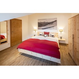 Rollstuhl-Urlaub: Schlafzimmer Nr. 3 mit Möbeln aus Zirbenholz - Rollstuhlgerechte Ferienwohnung in Pfronten