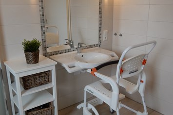 Rollstuhl-Urlaub: unterfahrbares Waschbecken ca. 67 cm und Dusch-Rollstuhl - Ferienwohnung Freiheit