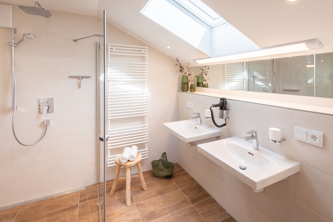 Rollstuhl-Urlaub: Modernes Badezimmer mit schwellenfreier Dusche - Barrierefreies Appartement in Pfronten