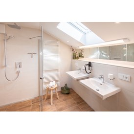 Rollstuhl-Urlaub: Modernes Badezimmer mit schwellenfreier Dusche - Barrierefreies Appartement in Pfronten