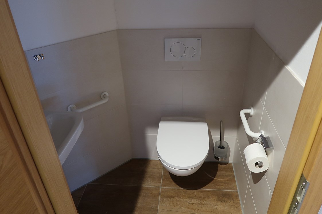 Rollstuhl-Urlaub: WC mit Haltegriffen und Waschbecken - Barrierefreies Appartement in Pfronten