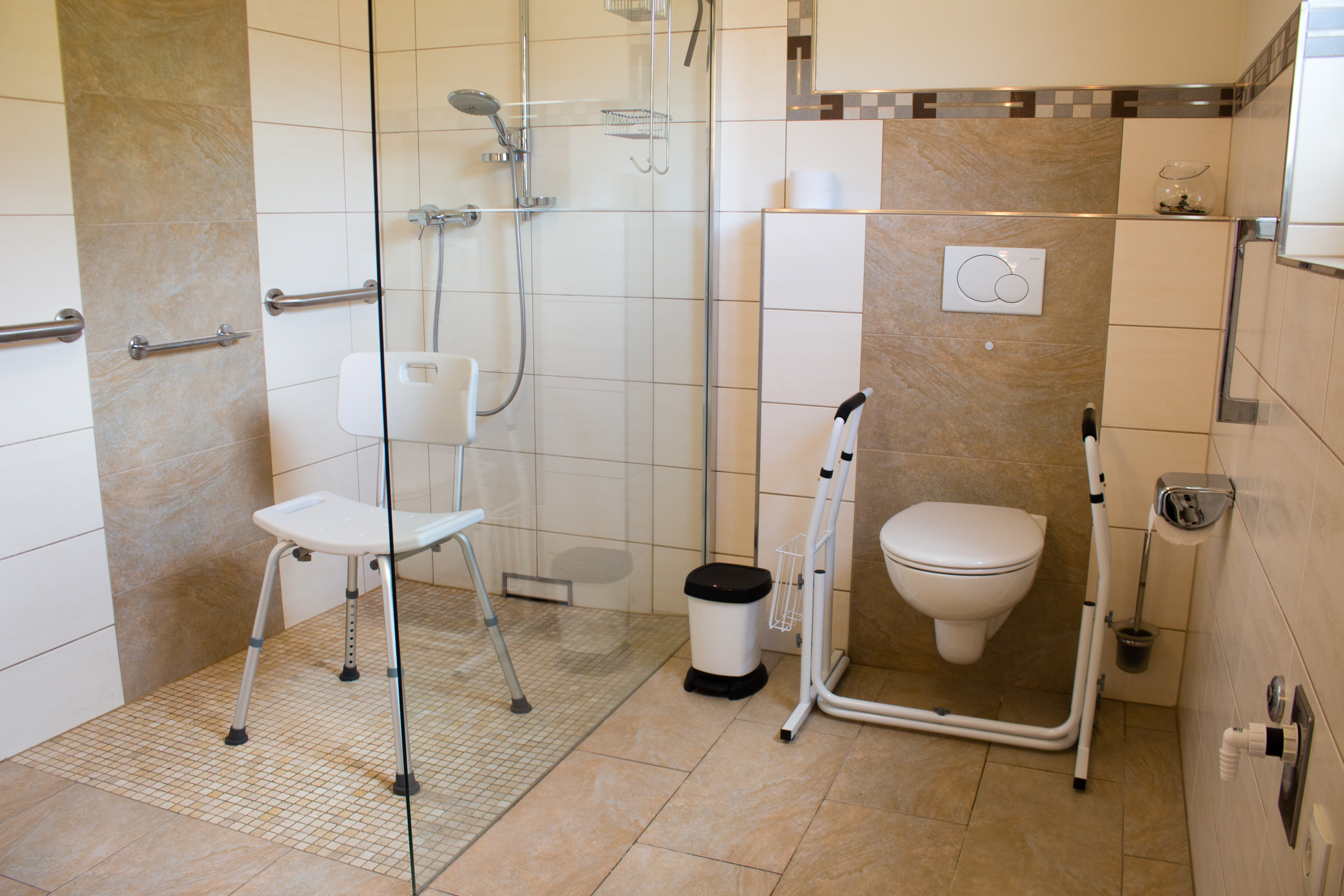 Rollstuhl-Urlaub: Aufstehhilfe Toilette und Sitzgelegenheit in der Dusche - Ferienhaus in Trittenheim