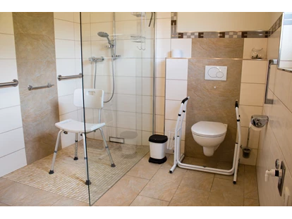 Rollstuhlgerechte Unterkunft - Unterkunftsart: Ferienhaus - Aufstehhilfe Toilette und Sitzgelegenheit in der Dusche - Ferienhaus in Trittenheim