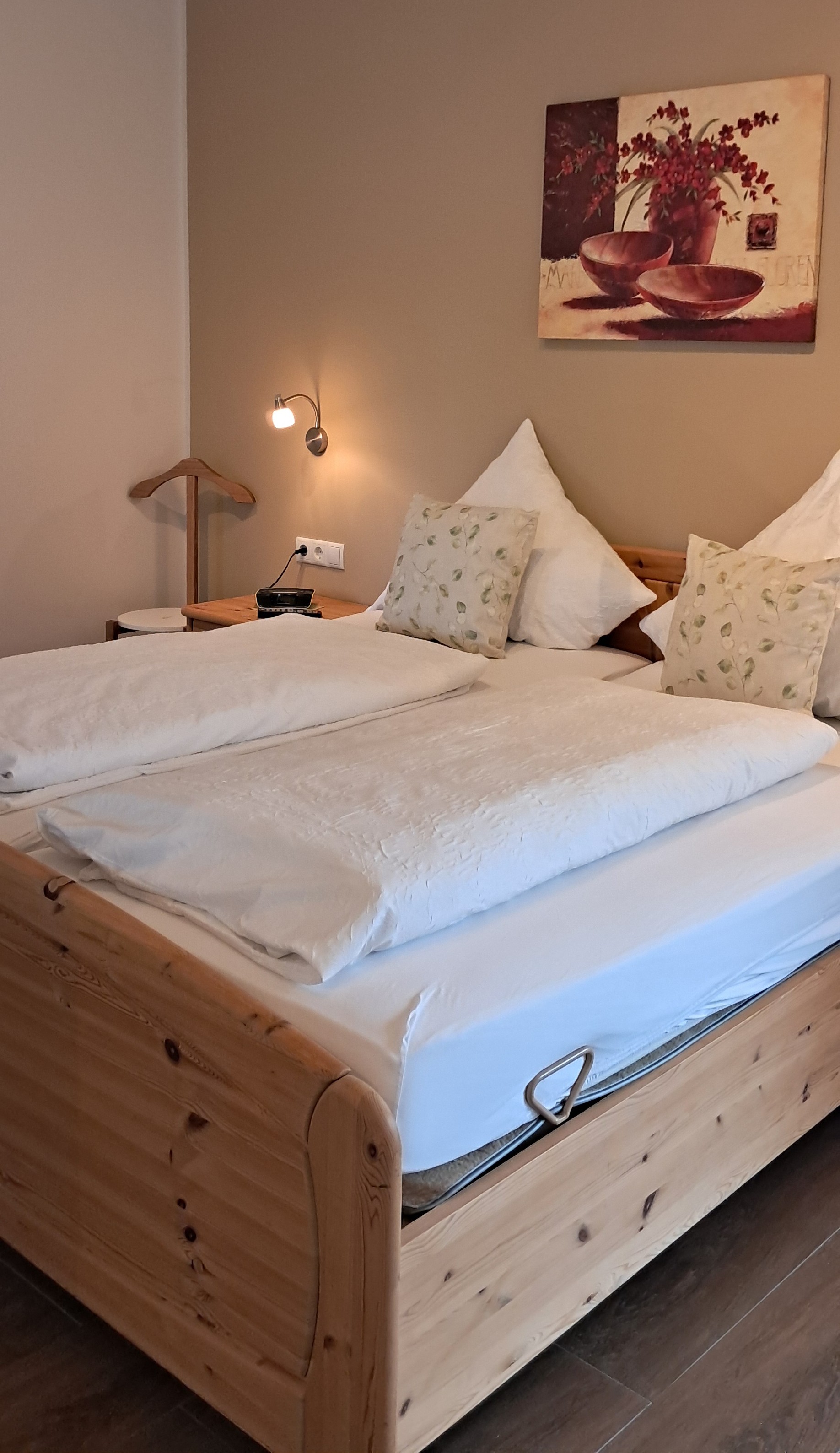 Rollstuhl-Urlaub: Schlafzimmer mit Doppelbett und eingelegtem Pflegebett - Ferienhaus in Trittenheim