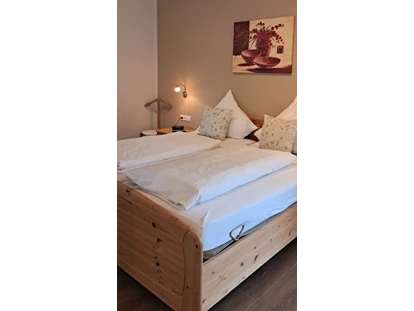 Rollstuhlgerechte Unterkunft - Unterkunftsart: Ferienhaus - Schlafzimmer mit Doppelbett und eingelegtem Pflegebett - Ferienhaus in Trittenheim