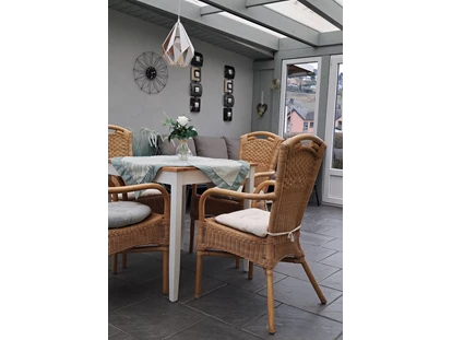 Rollstuhlgerechte Unterkunft - Unterkunftsart: Ferienhaus - Unser Wintergarten mit Sitzgelegenheiten zum Speißen und ausruhen - Ferienhaus in Trittenheim