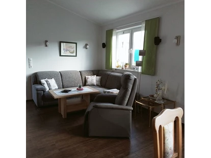 Rollstuhlgerechte Unterkunft - Unterkunftsart: Ferienhaus - Die Loungecke des Wohnzimmers - Ferienhaus in Trittenheim