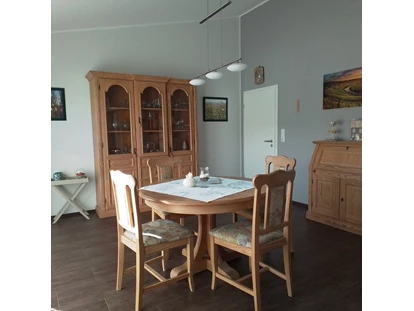 Rollstuhlgerechte Unterkunft - Unterkunftsart: Ferienhaus - Unser gemütliches Wohn und Esszimmer  - Ferienhaus in Trittenheim