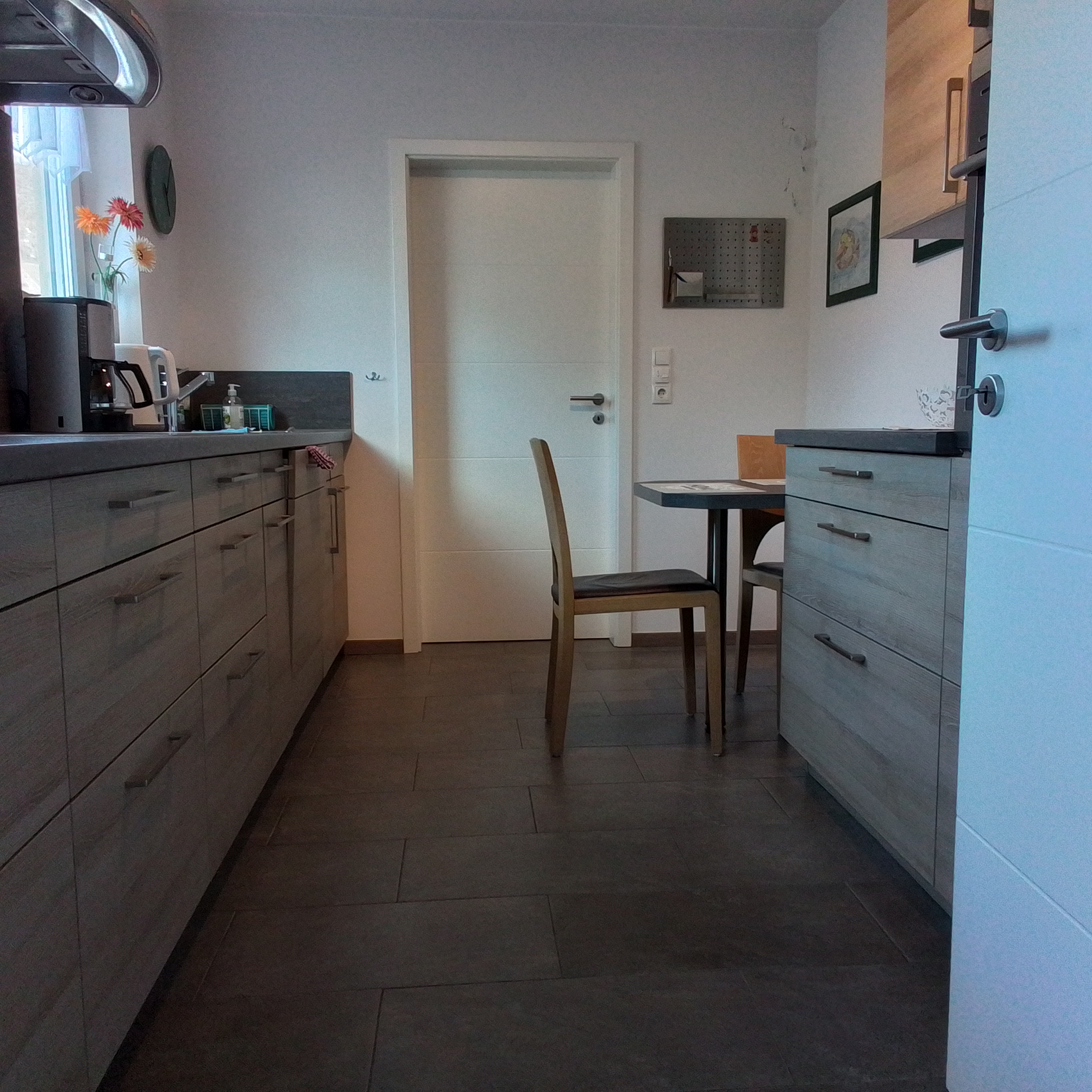 Rollstuhl-Urlaub: Küche mit Backofen, Spülmaschine, Kühlschrank und Herd - Ferienhaus in Trittenheim