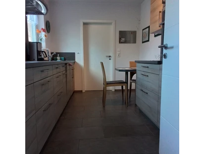 Rollstuhlgerechte Unterkunft - Unterkunftsart: Ferienhaus - Küche mit Backofen, Spülmaschine, Kühlschrank und Herd - Ferienhaus in Trittenheim