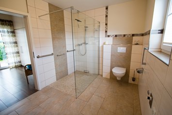Rollstuhl-Urlaub: Befahrbare Dusche im Bad - Ferienhaus in Trittenheim