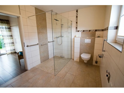 Rollstuhlgerechte Unterkunft - Unterkunftsart: Ferienhaus - Befahrbare Dusche im Bad - Ferienhaus in Trittenheim