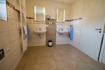 Rollstuhl-Urlaub: Zwei Waschgelegenheiten eine davon ist unterfahrbar (rechts) - Ferienhaus in Trittenheim