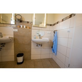 Rollstuhl-Urlaub: Spiegel auch in Sitzhöhe sowie unterfahrbares Waschbecken - Ferienhaus in Trittenheim