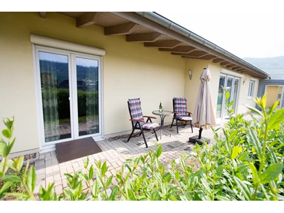 Rollstuhlgerechte Unterkunft - Unterkunftsart: Ferienhaus - Sitzgelegenheit draußen vor dem Schlafzimmer - Ferienhaus in Trittenheim