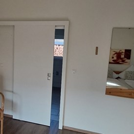 Rollstuhl-Urlaub: Schiebetür zum Badezimmer - Ferienhaus in Trittenheim