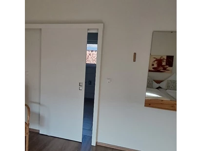 Rollstuhlgerechte Unterkunft - Unterkunftsart: Ferienhaus - Schiebetür zum Badezimmer - Ferienhaus in Trittenheim
