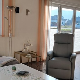 Rollstuhl-Urlaub: Sessel mit Aufstehhilfe - Ferienhaus in Trittenheim