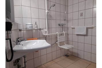 Rollstuhl-Urlaub: Dusche mit Sitz - Cottage im Fläming - Apartment barrierefrei