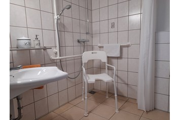 Rollstuhl-Urlaub: Dusche mit Duschstuhl - Cottage im Fläming - Apartment barrierefrei