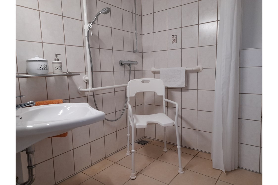 Rollstuhl-Urlaub: Dusche mit Duschstuhl - Cottage im Fläming - Apartment barrierefrei