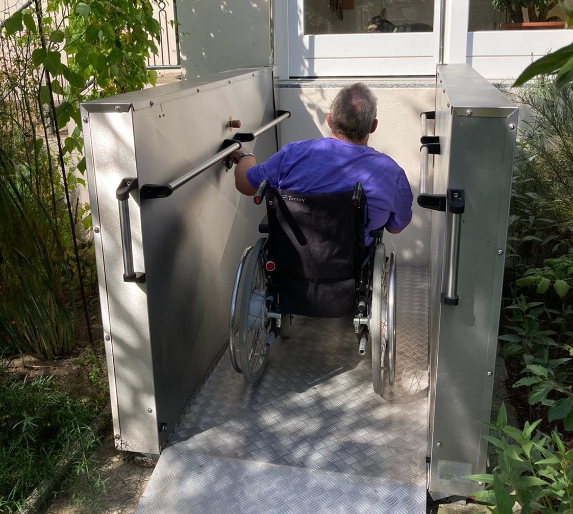 Rollstuhl-Urlaub: Hublift untere Position
 - Cottage im Fläming - Apartment barrierefrei
