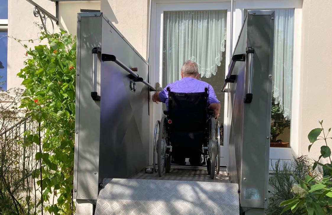 Rollstuhl-Urlaub: Hublift obere Position - Cottage im Fläming - Apartment barrierefrei