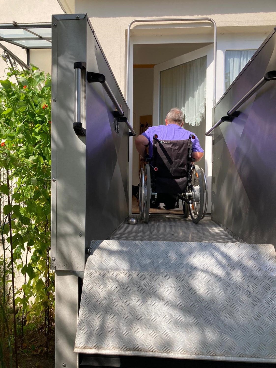 Rollstuhl-Urlaub: Gast bei Einfahrt in die Veranda
 - Cottage im Fläming - Apartment barrierefrei